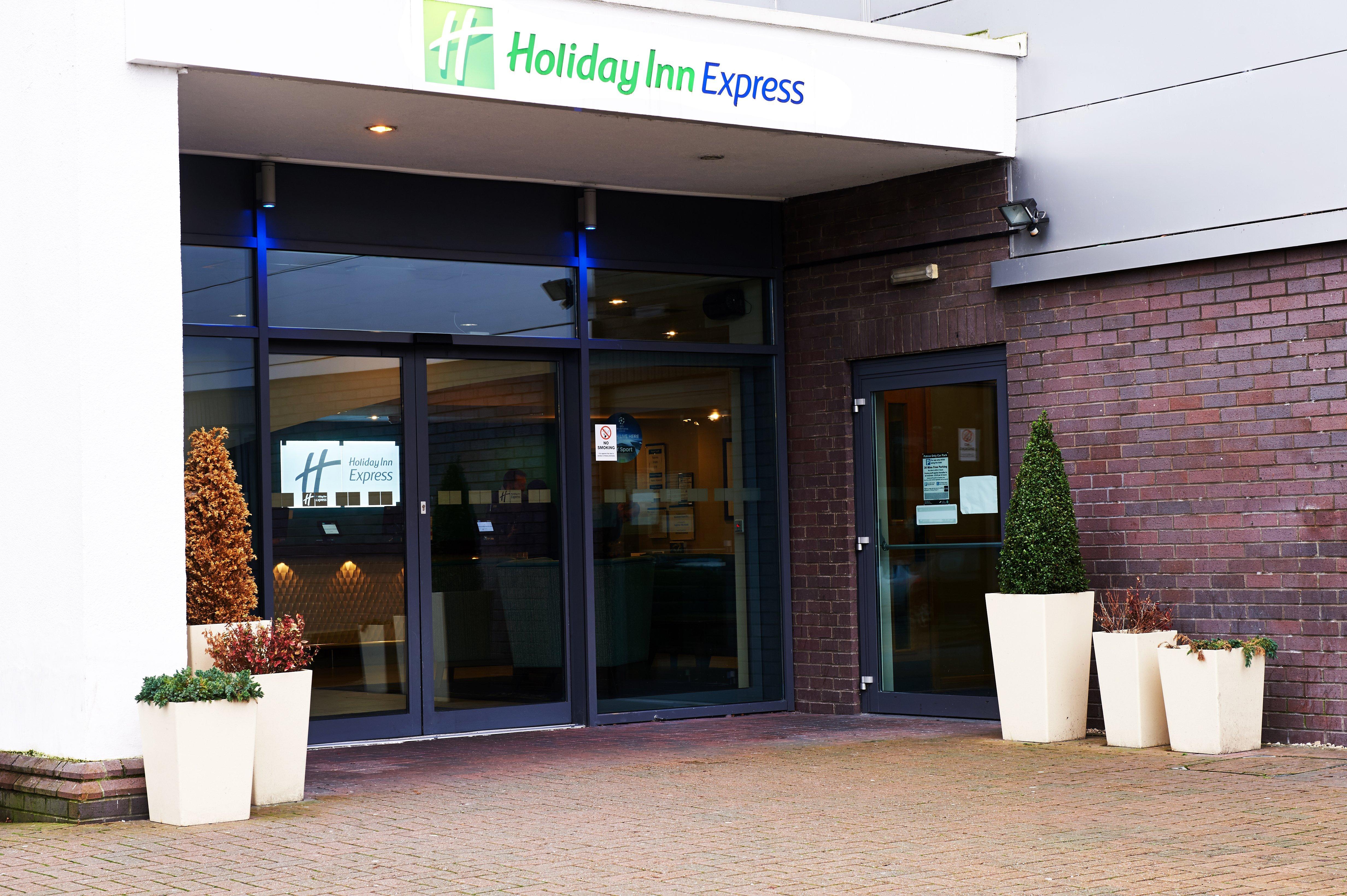 Holiday Inn Express Manchester Airport, An Ihg Hotel Ringway Esterno foto